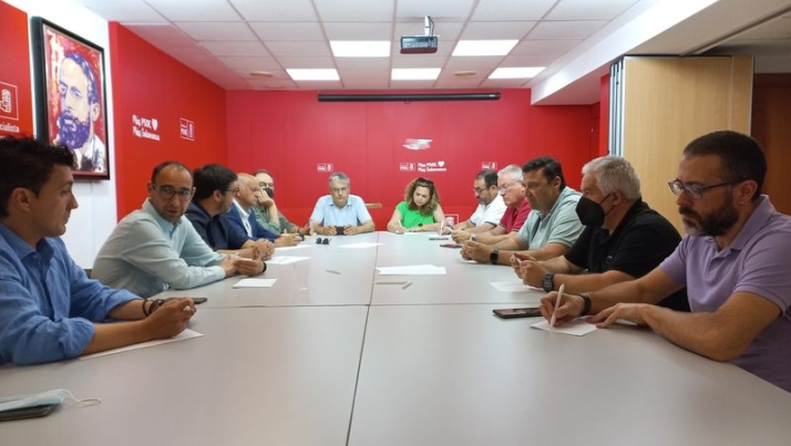 Reunión de dirigentes socialistas salmantinos con representantes sindicales de UGT del sector de transporte de viajeros por carretera  